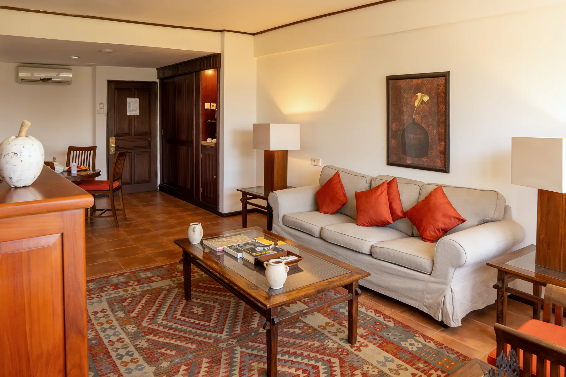 Sala Suite Júnior ho sofá no meza kafé